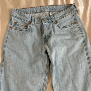 Jeans från Weekday  - Fina jeans från Weekday i modellen arrow i storlek 24/30💖 