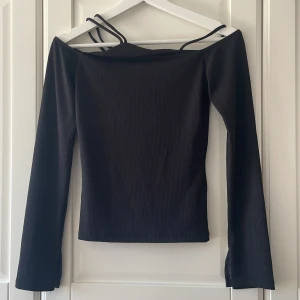 Offshouldertop från Gina Tricot i strl S - Offshouldertop med band ovanför axlarna från Gina Tricot i strl S, slits i armarna som är långa. Skönt lite tunnare material. Mycket bra skick. 