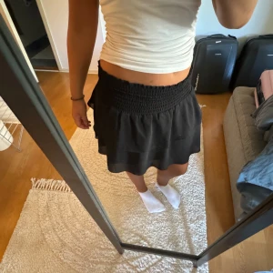 Volangkjol  - Säljer min Volangkjol från Chelsea. Toppen kvalitet och passar till nästan allt. Säljer då jag inte använder den längre! Passar till både sommar och höst, jätte fin. Hör av er vid intresse🤗