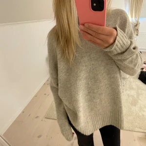 Stickad tröja - Fin stickad tröja från vero moda, knappast använd! 