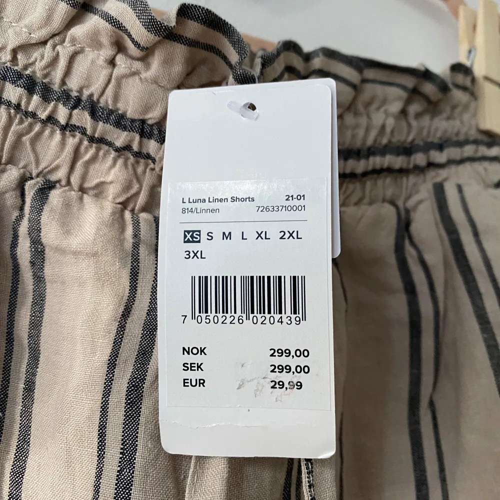 Säljer dessa superfina oanvända linneshorts från Cubus. Stl: XS. De är krämvita med svarta ränder och knytdetalj. Originalpris: 299 kr, men säljer för mycket billigare då jag vill att de ska komma till användning💛 Skriv om du du frågor ✨. Shortsit.