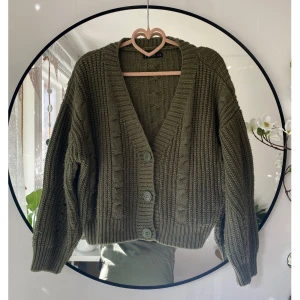 Stickad grön kofta - Säljer denna superfina stickade koftan från Stradivarius. Den är grön och i croppad modell. Perfekt inför hösten eller för kyliga sommarkvällar. Stl: XS. Skriv om du har frågor💛
