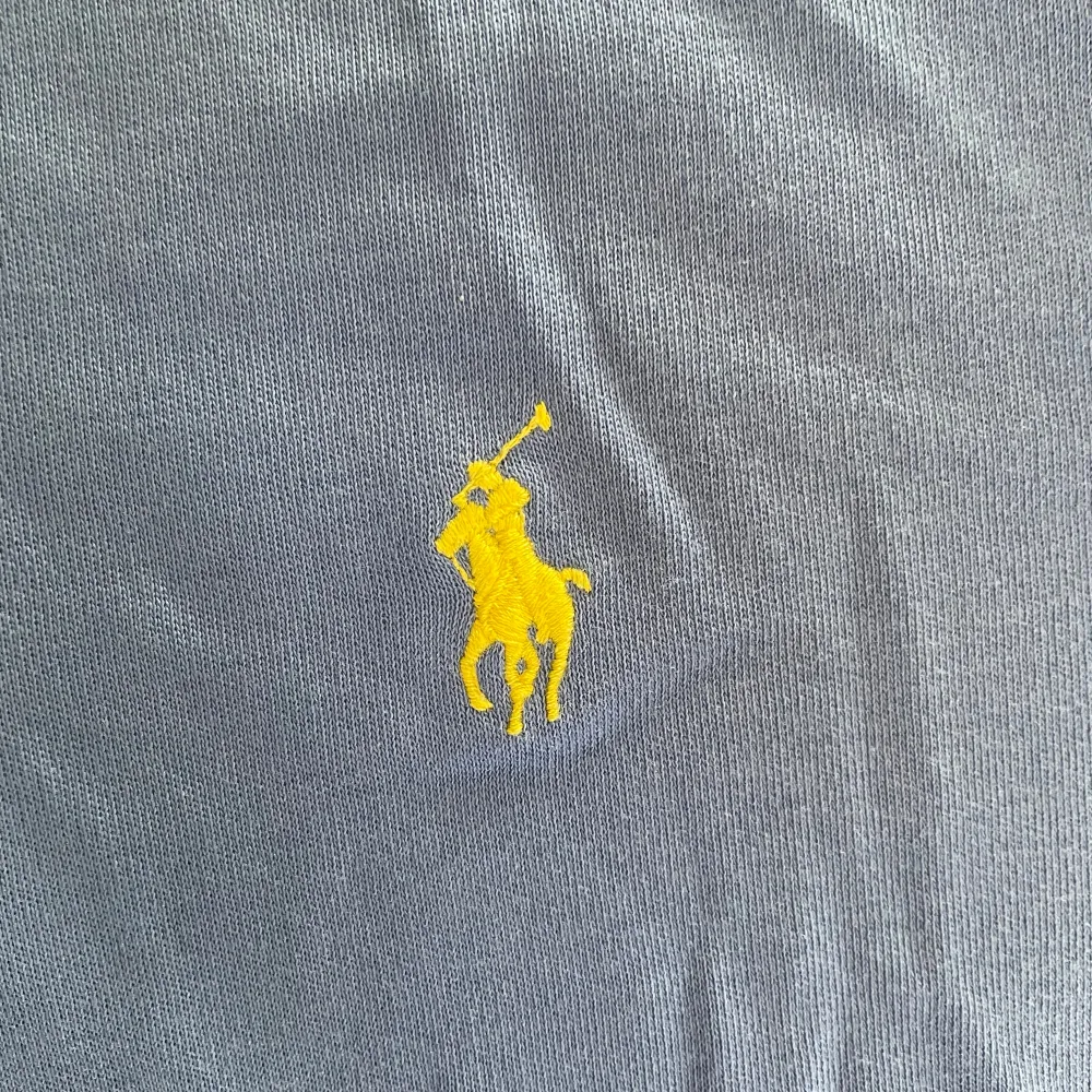 Hej! Jag säljer en blå Ralph lauren piké för bara 219 kr!!  Den är i superbra skick, inga defekter. Storlek S men passar nog M med! (Be om mått). Består av % bomull och är jätteskön att ha på sig! Bara fråga på och be gärna om fler bilder! Mvh Carl!. T-shirts.