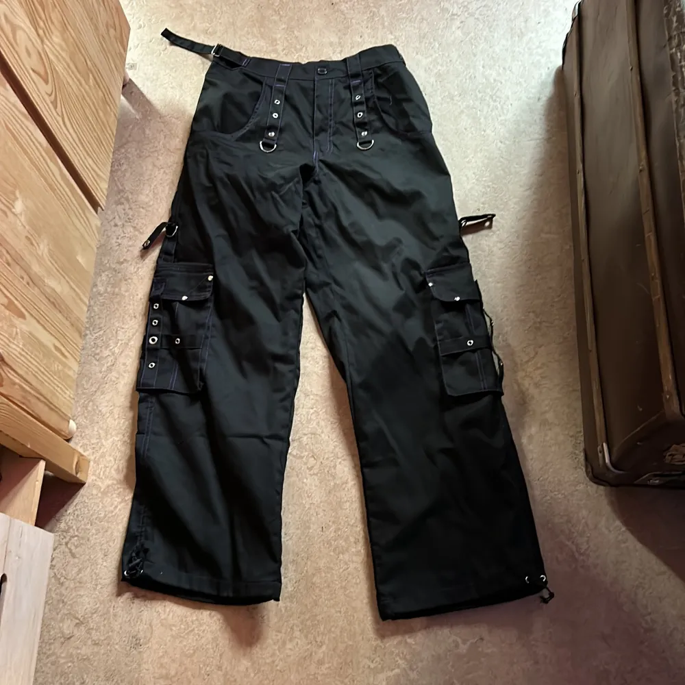 Ett par svarta cargo byxor med lila sömmar från Blue Fox i strl L/34. Nypris: 998kr Använda fåtal gånger, väldigt bra skick! 300kr + frakt. Jeans & Byxor.