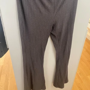 Gråa leggings/mjukis byxor  - Dessa byxor kommer från ett sett för de som vill ha den separat. Man kan även köpa hela settet🫶🏾