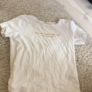 Vit t-shirt från CRW - Säljer en vit t-shirt från CRW i storlek S. T-shirten har ett tryck i gult med texten 'Horses are one of the best reason to wake up early'. Den är kortärmad och gjord av bomull. Perfekt för vardagsbruk, ridning eller som pyjamas!