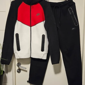Nike tech fleece tracksuit st small - Supersnygg nike tech fleece tracksuit  St small  Finns en liten liten dold fläck på byxan inget som direkt syns el stör funktionen  Hund finns I hemmet 