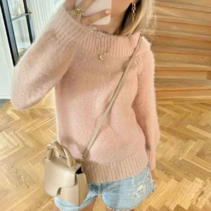 Stickad tröja - Säljer denna sååå fina tröja från Gina som inte säljs längre. Den är i en jätte fin rosa/beige färg och gör ett galant jobb att piggna till en outfit!🤩😍