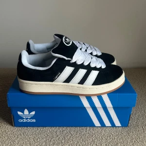 Adidas campus - Säljer nu mina helt nya svarta adidas campus vid ytterligare frågor eller funderingar är det bara att skriva ✍️ 