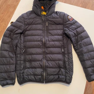 Parajumper Jacka - Hej de är dags att sälja min Parajumper jacka då den inte kommer till användning nypris 4799kr köpt från Johnells priset kan diskuteras 