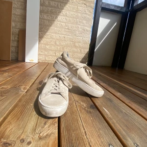 Beiga skor, 36 - Fina skor som är i gott skick, från vagabond i storlek 36. 