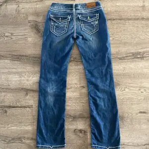 Raka blåa lågmidjade jeans med lite stretchigt matetial från denim by soccx. Midja: ca 35 längd: ca 96. Lite slitningar i sömen längst ner(bild 1 & 5) och ett litet maskhål på ena benet(bild 4) 