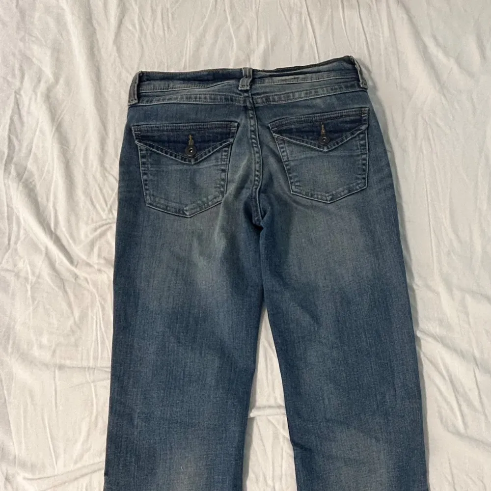 Supersnygga jette low waist jeans jag köpte i Grekland de är helt nya aldrig andvända för de är för långa på mig köpte för 78 euro vet inte vad det är i sek men dyra var de mitt pris 399kr💕stl 32/xs💕pris går att diskutera💕fråga gärna för fler bilder💕. Jeans & Byxor.