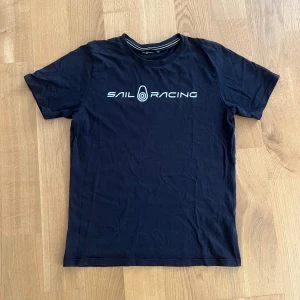 Sail Racing  - T-Shirt - Svart Sail racing t-shirt | skick: använd, men inga större defekter | Storlek: 170 | Nypris: 400:- | Mitt pris: 99:- | Frågor? Kom privat!
