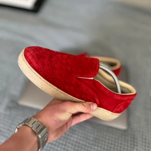 Bottega veneta slip ons  - Tja säljer dessa as schysta bottega slip ons då dem har inte kommer till användning pga för små. Skick 10/10 om man bortser från sulan under skon  Kom dm vid övriga frågor ✋
