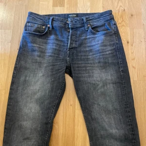 Jack&jones jeans  - Ett par sjukt snygga byxor i fint skick. Passform: tapered/Mike. Vid ytterligare frågor är det bara att höra av sig. Pris ej hugget i sten