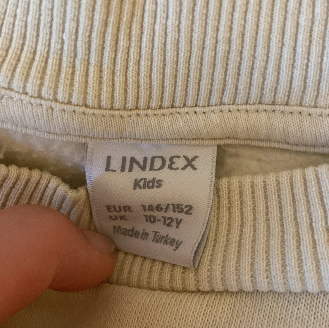 Beige tjocktröja  - 90