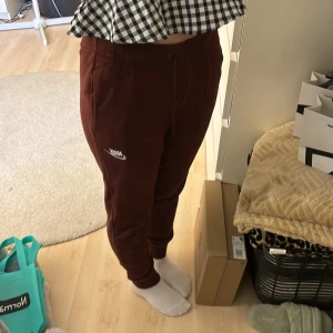 mjukisbyxor nike - mjukisbyxor ifrån nike sparsamt använda och inge tecken på användning💗