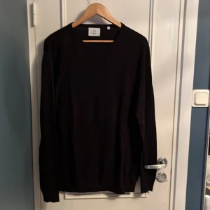 Svart Bläck kofta i bra skick. - Svart bläck stickad kofta i väldigt bra skick. Storlek L.