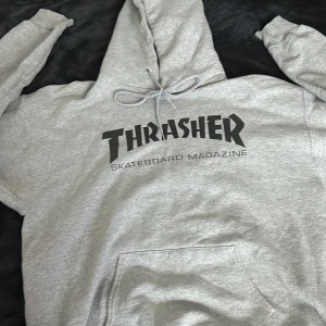 Thrasher hoodie  - Grå thrasher hoodie i storlek M utan defekter. 