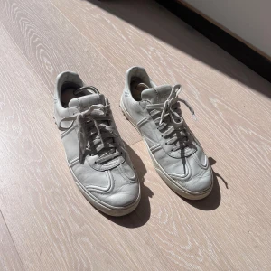 Valentino flycrews - Vita flycrews i hyfsat skick. 6/10. Tappat lite färg där av priset. Endast box ingår