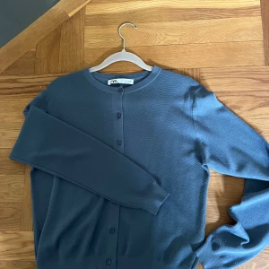 Kofta  - Supersöt blå kofta från zara💕mycket sparsamt använd och knappt några tecken på användning❤️är i typ en gråblå superfin färg 