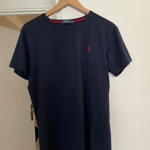 Ralph lauren t-shirt - Säljer nu min Ralph lauren t-shirt u storlek M men sitter som S