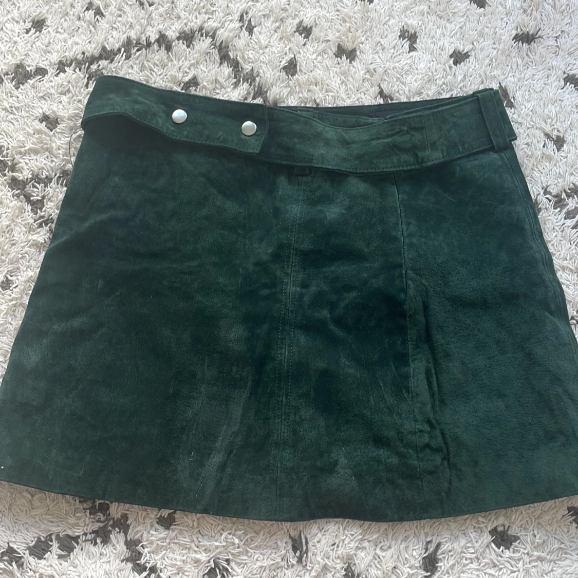 Mörkgrön mockakjol från Zara