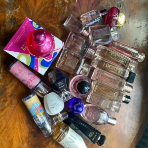PARFYM MIX - SÄLJER 22 STYCKEN PARFYMER IFRÅN OLIKA MÄRKEN, + TVÅ STYCKEN BODY MISTS  ❗️ALLA PARFYMER HAR ANVÄNTS 1 GÅNG FÖRUTOM BRITNEY SPEARS FANTASY DÄR KARTONG MEDFÖLJER❗️  MÄRKEN & NAMN FINNS I DEN SISTA BILDEN   SÄLJER ENDAST SOM PAKET & INTE SEPARAT