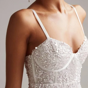 Balklänning glittrig - Säljer min vackra balklänning, den är vit med silvriga paljetter över hela klänningen i storlek 38🤍 Köpt på ASOS design för 2800kr, jag säljer den för 1200kr och klänningen är som ny (endast använd 1 gång)🤍Slut på hemsidan