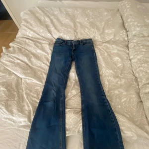 Bootcut jeans  - Jättefina mörkblåa bootcut jeans från Lindex. Dom är i super fint skick. Säljer då dom är för korta för mig. Modellen Freja storlek 164 skriv om du undrar nåt