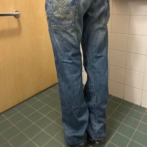 Replay jeans - Ett par skitsnygga Low waist bootcut replay jeans som är köpta second hand för 1200. Använd ca 2 gånger inga tydliga defekter.  Skulle säga att dom passar 34/36 . Skriv vid några fler funderingar🤗💓Pris kan diskuteras 🤗