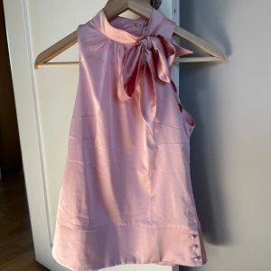 Satinblus rosa - Jätte jätte fin rosa satinblus. Aldrig använd, nyskick!🩷🩷