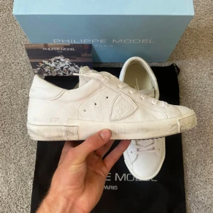 Philippe Model  - Tjenare! Säljer nu dessa as feta philippe model i PRSX modellen. Passar både 40-41. Skorna är i nästintill ny skick. Kommer med låda och dustbag. Vid frågor är det bara att höra av sig😊 
