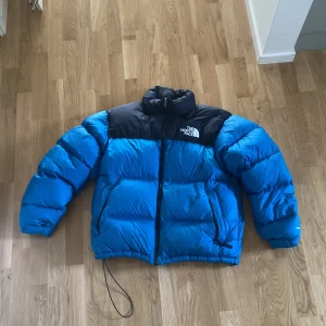 North face jacka - Tjena, jag säljer nu min gamla north face jacka från förra vintern. Den är andvänd måttligt mycket och är mycket fräsch. I armen har den gått sönder lite (Se bild) men det är inget man tänker på. Den har en sällsynt och unik färg perfekt till vintern