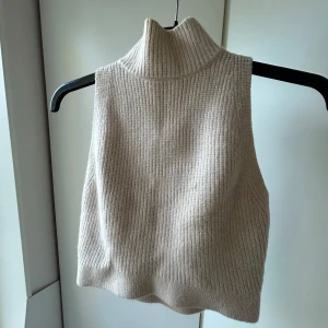 Stickad topp - Stickad kort topp med krage från zara. Är i bra skick!