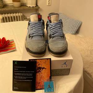 Hej, jag säljer min air jordan 4 unc då de inte kommer till användning. Skorna är väl använda och har slitningar. Hälen är lite nednött och mockan är sliten (därmed det billiga priset). Tveka inte att fråga om du har någon fundering!