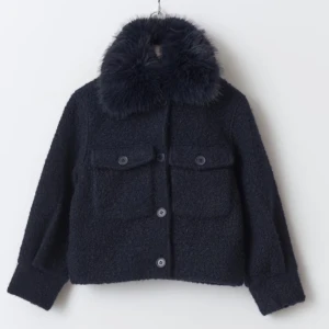 Kappa från Gina - En mörkblå kappa från gina med avtagbar päls vid kragen. 💓Köptes nyligen för 449 men är inte riktigt min typ av kappa.