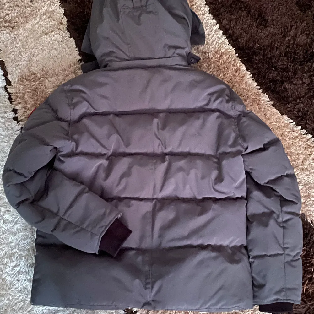 Produktbeskrivning Modell: WYNDHAM PARKA 3808M Fit: Regular fit Färg: KOKS Varunummer: 178228 Fyllning: 80 % ankdun och 20 % ankfjädrar Thermal Index 3 (TEI 1-5), lämplig för temperaturer ner till -20 grader Dold dragkedja med knappstängning Avtagbar. Jackor.