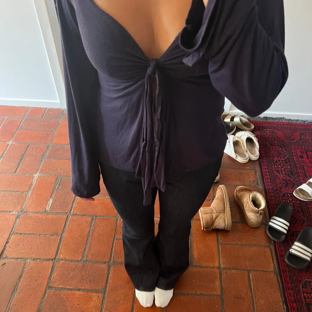 Populär tröja från designbysi. Funka perfekt till fest och till vardags. Säljer då jag tyvärr knappt använder den längre. Tröjan har lite defekter som nopprig som man kan se på sista bilden, annars i fint skick💓. Puserot.