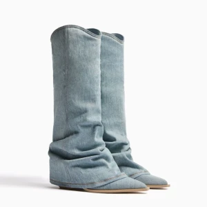 Bershka boots denim - Jättefina stövlar från Bershka, använda 2-3 ggr! Nypris 859kr  och över 1000kr på ASOS. 