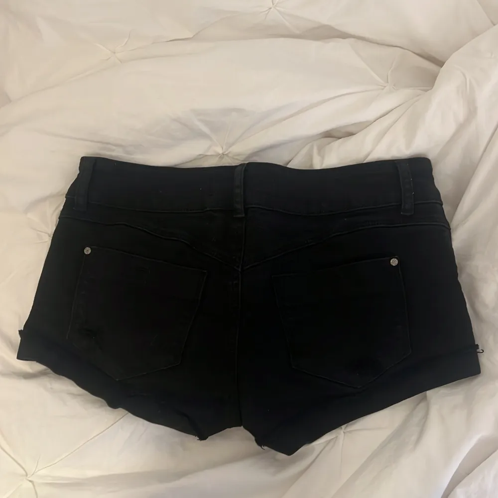 Säljer dessa as lågmidjade shortsen som är jätte trendiga fast i svart! Köpt på vinted så har ingen aning om midjemåttet.. Shorts.