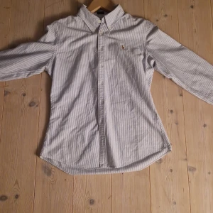 Ralph lauren skjorta - Ralph lauren skjorta| modelen är skinny fit| väldigt bra skick| jag däljer skortan för jag inte fått så mycket nytta av den| kontakta om du har några frågor, mvh Sam