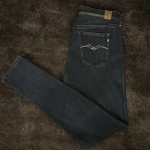 Replay Jeans - Säljer nu dessa feta Replay Jeansen. Modellen är Anbass och orginal pris 1700kr. Dem är i toppskick bortsett från en liten defekt på insidan som varken syns eller påverkar passformen. Skriv vid fler funderingar 🙌🏻