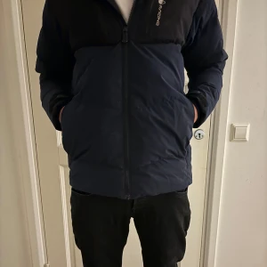 Sail racing dun jacka - Säljer en sail racing jacka i hyfsat bra skick 7,5/10. Den har dock lite märken på armarna som man kan se på bild 4 fast det märks inte när man har på jackan. Säljer för 1299kr original pris 3000kr Pris kan diskuteras. Mvh