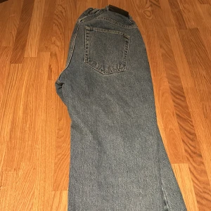 Grunt byxor W28 L32 - Grunt byxor 28W L32 Skick: 9/10 Skriv om ni har någon fråga😊