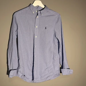 Ralph lauren skjorta - Den är storlek 20 vilket motsvarar cirka 176-180cm lång. Den är i riktigt fint skick, den passar bra till det mesta det rutiga gör den extremt snygg..  PRIS: 329Kr, MVH, Borgs_Closet!