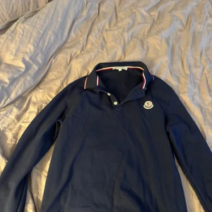 Moncler piqe - En oanvänd långärmad moncler piqe tröja. Som Ny