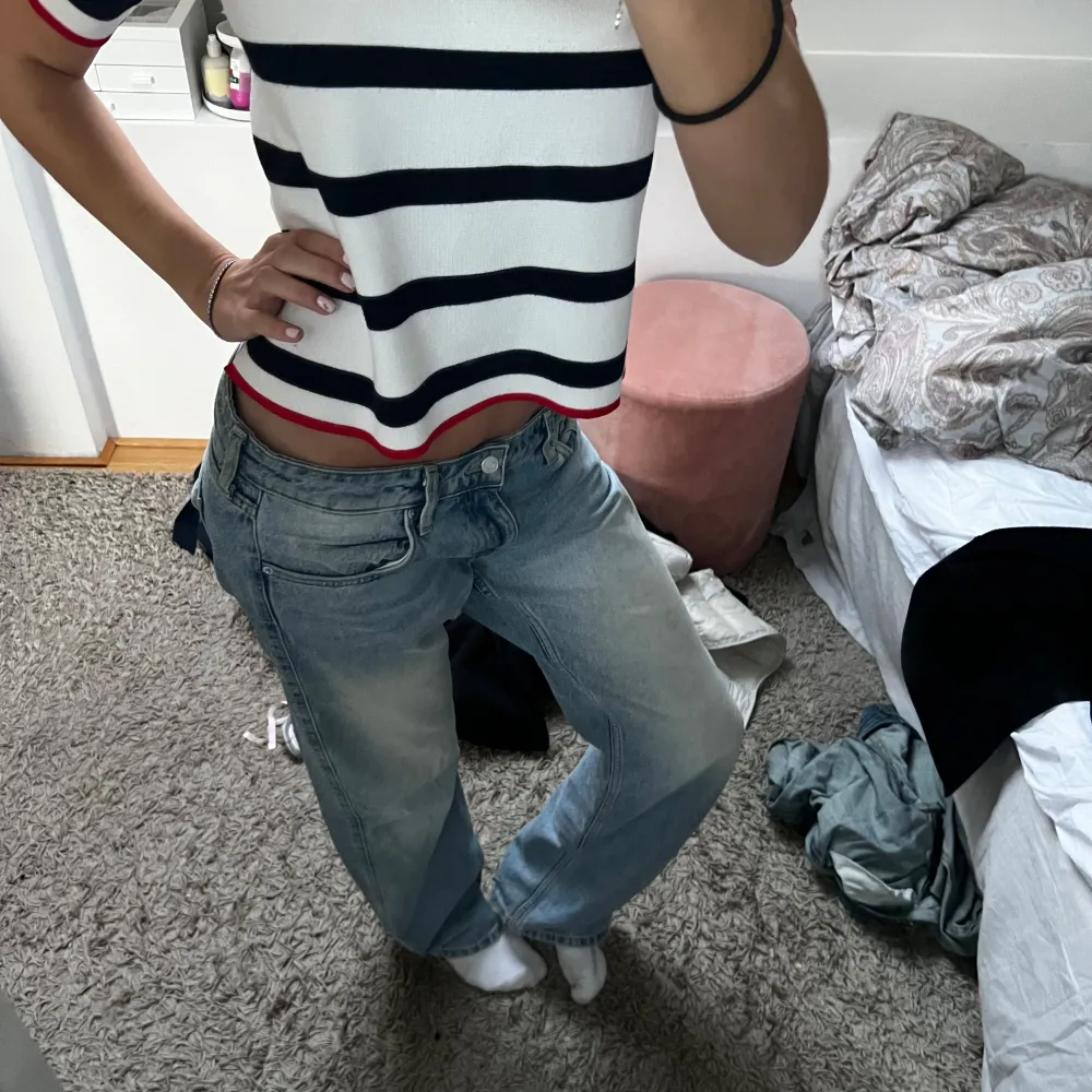 Säljer dessa as snygga jeans från weekday, som tyvärrr lite stora för mig!🙌🏼🙌🏼😝😝. Jeans & Byxor.