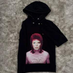 Limitato x David Bowie hoodie i storlek xs, stor i storleken passar som S. Bra skick inte använt på länge. Kontakta gärna om ni har några frågor eller funderingar gällande plagg och pris 